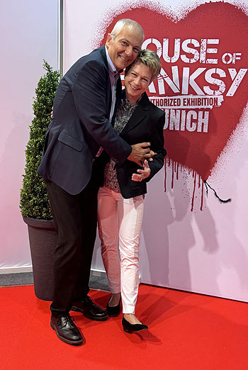 Hofbräu Direktor Dr. Michael Möller mit Frau Irmgard: Eröffnungsevent "House of Banksy – An Unauthorized Exhibition" Ausstellung im B-TWEEN, 1. UG (Ehem. Galeria Kaufhof Stachus) in München am 13.06.2024 (©Foto.Martin Schmitz)